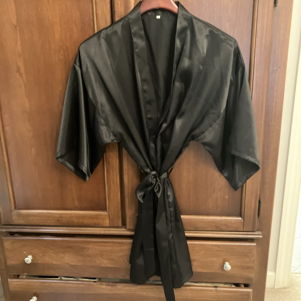 Latuza Black Robe‎ Size Large Short Sleeve Silky Polyester